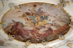 Dettaglio del soffitto affrescato della scalinata del monastero di Schussenried in Germania