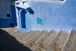 Dettaglio di una strada dipinta di azzurro a Chefchaouem in Marocco - © Juan G. Aunion / Shutterstock.com