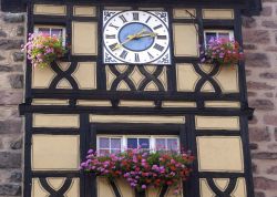 Dettaglio del Dolder a Riquewihr, Francia - Anche la bella torre dell'orologio di Riquewihr non poteva che presentarsi con le caratteristiche decorazioni in legno tipiche dell'architettura ...