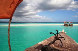 Dhow sul mare di Zanzibar, l'isola al largo delle coste della Tanzania - © Dimitry Sukhov / Shutterstock.com