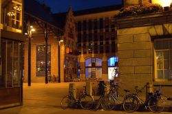 Di notte in strada a Groningen. Essendo una città dall'età media piuttosto giovane, grazie alla sua storica università, Groningen è conosciuta per la sua vivace ...