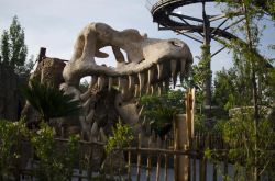 Un dinosauro a Mirabilandia: l'entrata all'attrazione di Dinoland, Emilia Romagna, Italia. Si tratta della più vasta area dedicata a questa specie animale presente all'interno ...