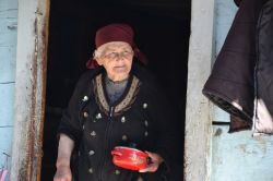 Presso la chiesa di Santa Barbara del Khe, l'incontro con una donna Svani, lungo la strada della valle dell'Enguri che unisce Mestia con i villaggi di Ushguli (Svaneti)