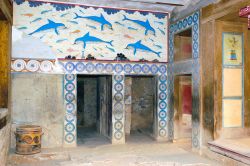 Dipinti al palazzo di Cnosso a Heraklion, Creta - Motivi geometrici e animali acquatici caratterizzano molti degli affreschi che abbellivano i muri del palazzo di Cnosso che, senza mura difensive, ...