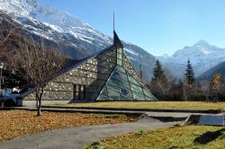 Discoteca a La Thuile, in Valle d Aosta. La montagna sullo sfondo è la Testa del Rutor, 3486 m