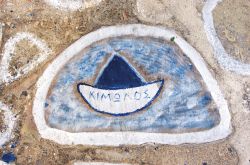 Isola di Kimolos, Cicladi, Grecia: nel centro di Choriò, unico villaggio abitato, si percorrono viottoli pittoreschi incorniciati da casette di pietra o intonaco bianco. Nell'immagine ...