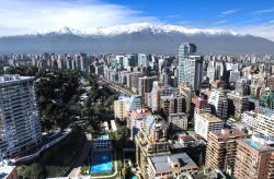 Il Distretto finanziario di Santiago del Cile: sullo sfondo l'aspetto invernale della Cordigliera delle Ande - © Pablo Rogat / Shutterstock.com