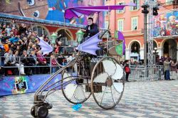 La divertente parata del Carnevale di Nizza, ...