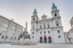 Domplatz Salisburgo. La piazza antistante alla Cattedrale è una delle più belle della città - © Anibal Trejo / Shutterstock.com