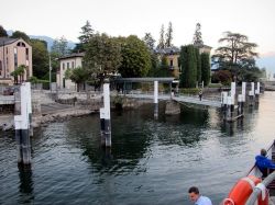 Il pontile d'attracco a Dongo, sulla parte nord del Lago di Como - © Wikipedia