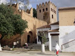 Donna nel borgo della medina di Tetouan, in Marocco - © Christian Offenberg / Shutterstock.com