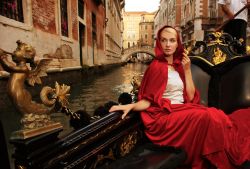 Donna in gondola al Carnevale di Venezia - © ...