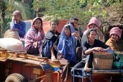 Donne cambogiane durante un toursul fiume Mekong - Foto di Giulio Badini / I Viaggi di Maurizio Levi