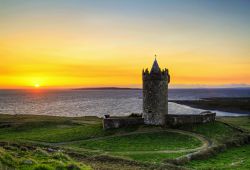 Doonagore castle, Irlanda. Si tratta di una torre cilindrica vicino al villaggio di Doolin lungol a costa occidentale dell'irlanda. Non è visitabile in quanto è una dimora ...