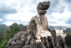 Il dragone sul belvedere che domina la valle dove si trovano le grotte di Tam Coc, nella provincia di Ninh Binh, in Vietnam, è ormai un simbolo di questa terra - Foto © Im Perfect ...