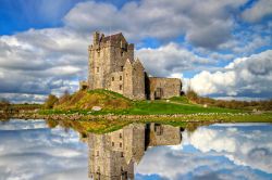 Il Dunguaire castle: si trova a Kinvarra, una località della contea di Galway in Irlanda - © Patryk Kosmider / Shutterstock.com