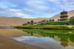 Dunhuang, il famoso Crescent Lake, una oasi nei ...