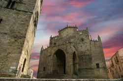 Erice, Trapani, Sicilia: il Duomo dell'Assunta al tramonto. L'esterno della chiesa, di gusto gotico, si presenta ancora com'era in origine, nel Trecento, mentre l'interno è ...