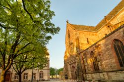 Cattedrale di Basilea al tramonto - Città di arte e cultura, Basilea, terzo centro della Svizzera dopo Zurigo e Ginevra, è caratterizzata da una luce particolare che quando illumina ...