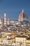 Il Duomo di Firenze ed il Campanile di Giotto svettano sulle case del centro storico, Toscana. La fotografia è stata scattata del Piazzale Michelangelo, che si trova sud del fiume Arno, ...
