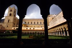 Il Duomo di Monreale fotografato dall'interno del magnifico Chiostro, una delle architetture più famose della Sicilia - © luigi nifosi / Shutterstock.com