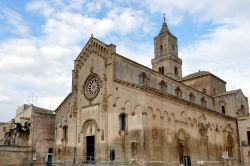 Il Duomo si trova sulla di Civita di Matera, che separa il sasso Barisano dal sasso Caveoso