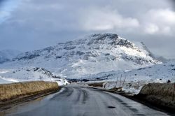 La strada europea E10, fotografata al confine tra Norvegia e Svezia, in direzione dell'Abisko national Park