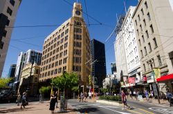 Alcuni edifici lungo Lambton Quay, nel Central Businness District di Wellington, Nuova Zelanda  - © ChameleonsEye / Shutterstock.com