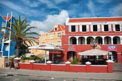 Edifici colorati in stile coloniale a Willemstad, isola di Curacao - © PlusONE / Shutterstock.com 