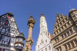 Edifici storici in piazza del Mercato, Rothenburg ...