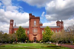 L'edificio Smithsonian Institute a Washington DC, USA - © quantabeh / Shutterstock.com