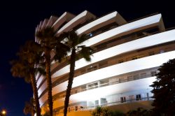 Edificio a piramide presso la Marina di Baie des Anges a Villeneuve Loubet - © ZRyzner / Shutterstock.com