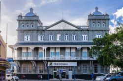 Edificio d'epoca nel centro di Bridgetown: si tratta del palazzo della Mutual Life Assurance Society, una compagnia storica dell'isola di Barbados - © Anton_Ivanov / Shutterstock.com ...