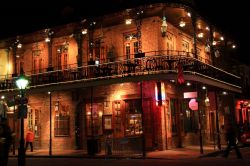 Scorcio notturno sul Quartiere Francese - Le luci dei lampioni rendono ancora più suggestiva l'atmosfera multietnica che si respira passeggiando di notte per le vie del vecchio centro ...