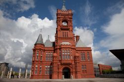 Edificio storico in mattoni rosii a Cardiff, in Galles  - © Gail Johnson / Shutterstock.com