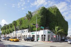 Edilizia ecosostenibile al 700 di Collins Avenue, Miami Beach: le temperature della Florida si prestano molto bene ad esperimenti di questo tipo. Siamo nella città di Miami Beach, e quello ...