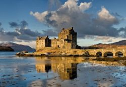 Eilean Donan il famoso castello della Scozia occidentale, nelle Highlands - © Photo by DAVID ILIFF. License: CC-BY-SA 3.0