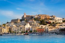 Eivissa, il vivace centro dell'isola di ibiza, isole Baleari (Spagna) - © holbox / Shutterstock.com