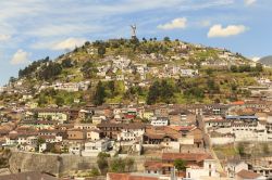 Nel cuore di Quito, Ecuador, si innalza la collina del Panecillo (in spagnolo "piccolo pezzo di pane"), che raggiunge i 3.016 metri di quota. Sulla vetta c'è la statua della "Vergine ...