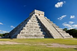 El Castillo, ovvero la Piramide del serpente piumatoa d  Chichen itza, la più spettacolare tra le rovine Maya in questo angolo di Messico, nella Penisola dello Yucatan - © jgorzynik ...