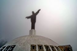 El Cristo Redentor sul monte Isabel, Puerto Plata - Sulla sommità del monte Isabel, raggiungibile con una teleferica, si erge la statua di “el Cristo Redentor”, simile ...