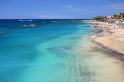 El Duque, la magnifica spiaggia a Tenerife (Canarie). Le acque cristalline che bordano questo arenile, fanno parte della cosiddetta Costa Adeje, che si sviluppa a nord di Playa de las Americas ...