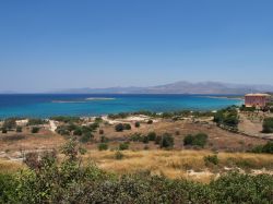 Elafonissos è un isola appena a sud del Peloponneso, che si intravede nella foto, sullo sfondo. E' famosa per la sua bella spiaggia di Simos, dalle bianche sabbie stile caraibi - Ioannis ...