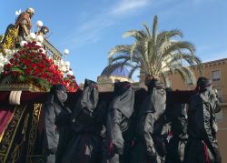 Elche la processione della Semana Santa, una delle pià interessanti della Pasqua, nella Comunità Valenciana in Spagna - © ABB Photo / Shutterstock.com