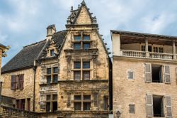 Elegante casa in pietra a Sarlat la Caneda. Il borgo dell'Aquitania è cosiderato come uno dei più suggestivi di Francia, per il caldo colore delle pietre degli edifici - © ...
