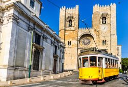 Il cosiddetto "elétrico" è il tipico tram di Lisbona. Qui passa davanti alla cattedrale, la Sé de Lisboa - foto © Mapics / Shutterstock.com