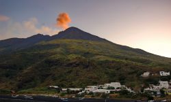 Eruzione Stromboli al tramonto, il vulcano ha delle esplosioni ogni 20-30 minuti circa, nella più classica attività stromboliana.