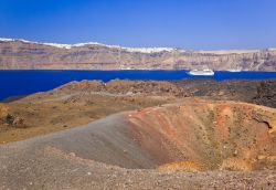 Santorini fu scossa da una Eruzione circa 3.600 anni fa, quando esplose il vulcano Paleo Kameni. Il Maremoto (Tsunami) che si generò sconvolse grande parte del mediterraneo, e creo l'isola ...
