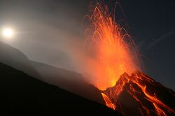 Eruzione dello Stromboli, uno dei vulcani più attivi del mondo - © Vulkanette / Shutterstock.com