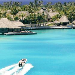 Escursione in barca nella laguna di Bora Bora. Ci troviamo nelle Isole della Società, in Polinesia Francese - cortesia www.stregisborabora.com/